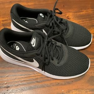 Nike Womens Tanjun Running Shoes